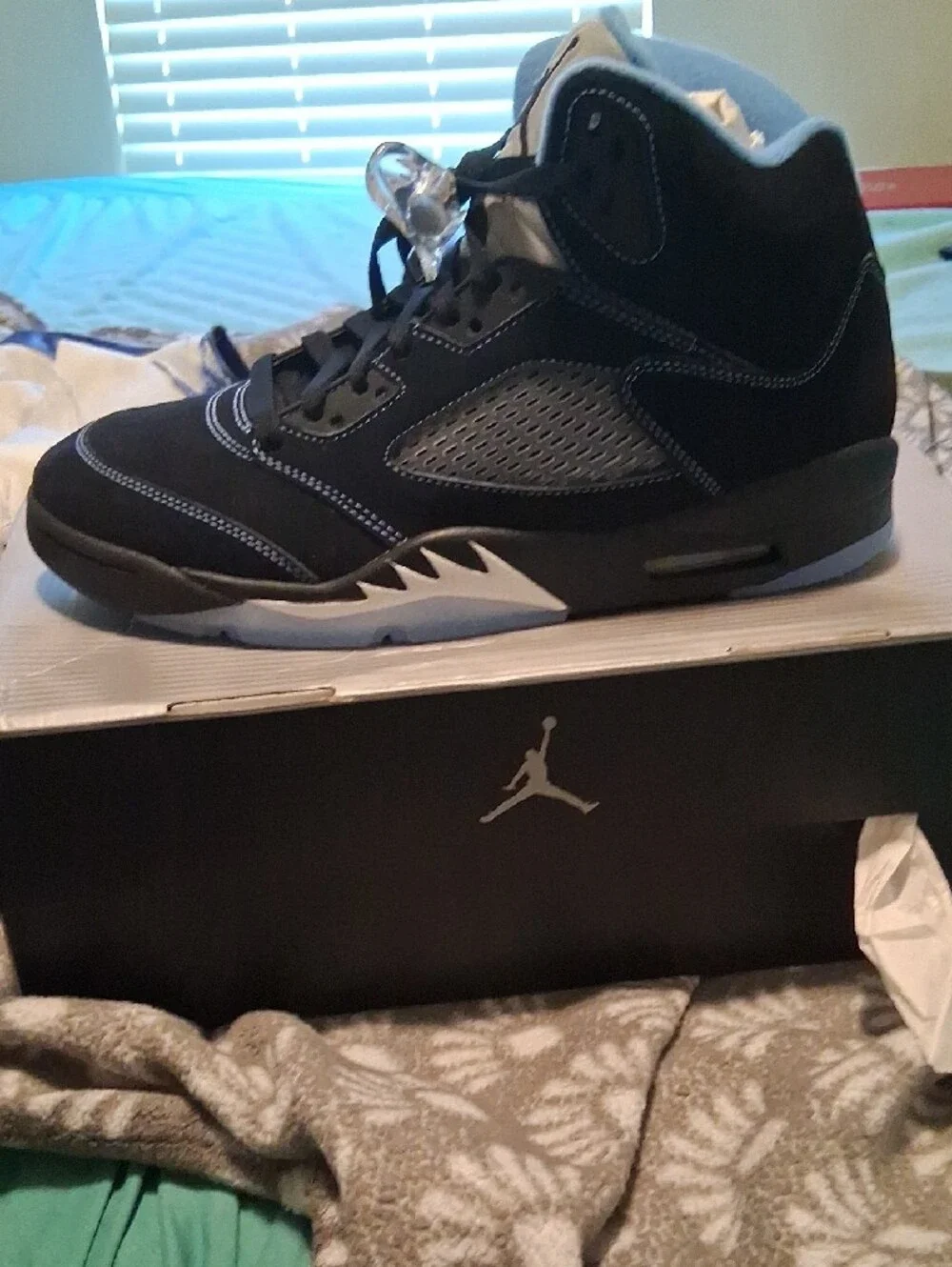 Jordan Retro Men's Black and Light Blue/White Basketball Sneakers